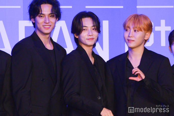 ハートを作り出そうとしているSEUNGKWAN/MINGYU、JEONGHAN、SEUNGKWAN (C)モデルプレス