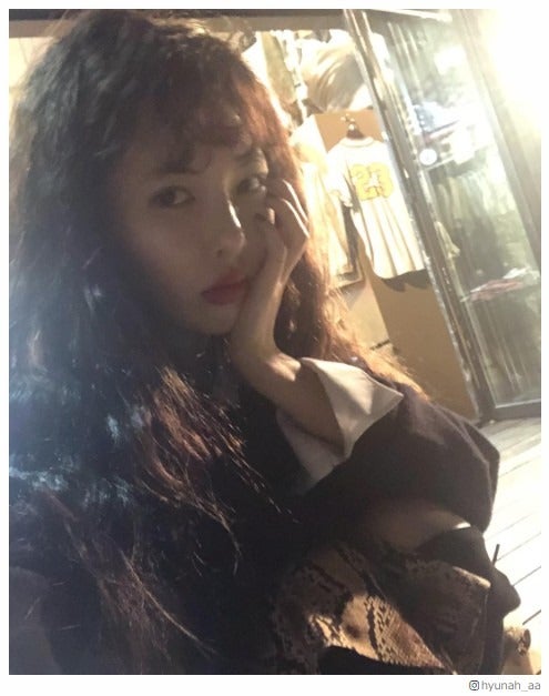  交際宣言＆事務所と契約解除のキム・ヒョナ、生配信でコメント