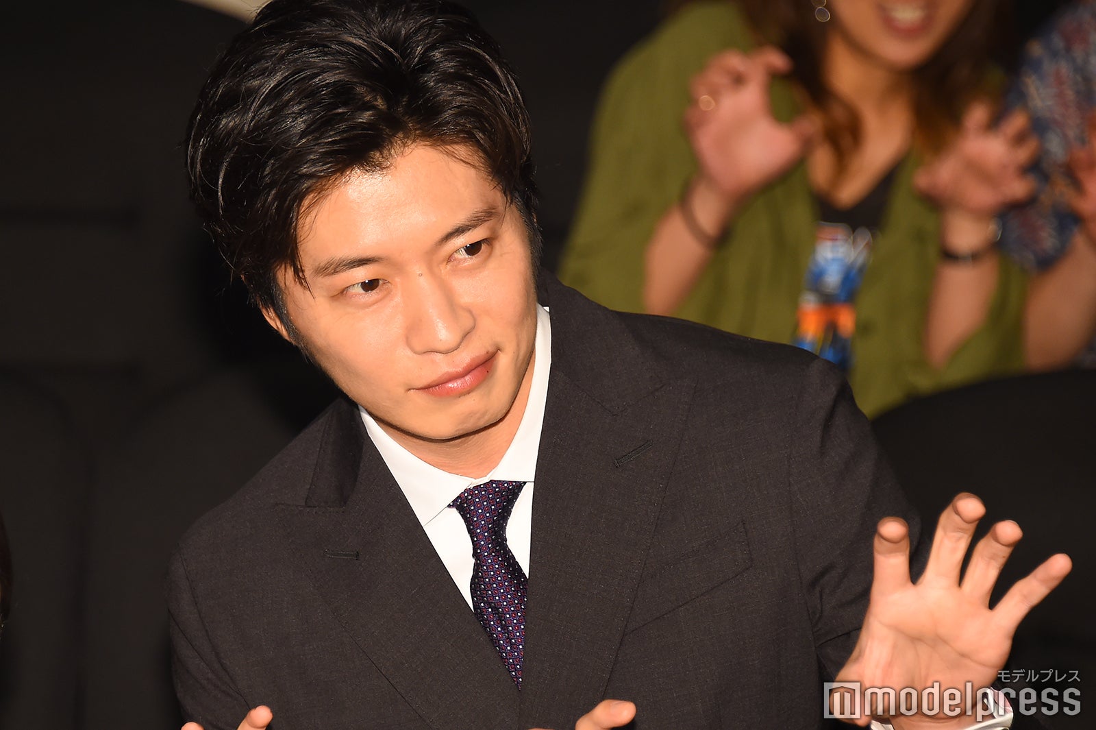 凛々しい「ガオー」の田中圭（C）モデルプレス