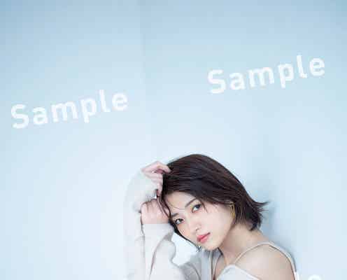 若月佑美、色っぽい肩出しショット披露 特典ポストカード7種公開<履きなれない靴を履き潰すまで>