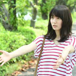 モデルプレス - 凜華(吉岡里帆)、ボーダーをレディに着こなす秘訣は?<「ごめん、愛してる」第9話コーデ解説>