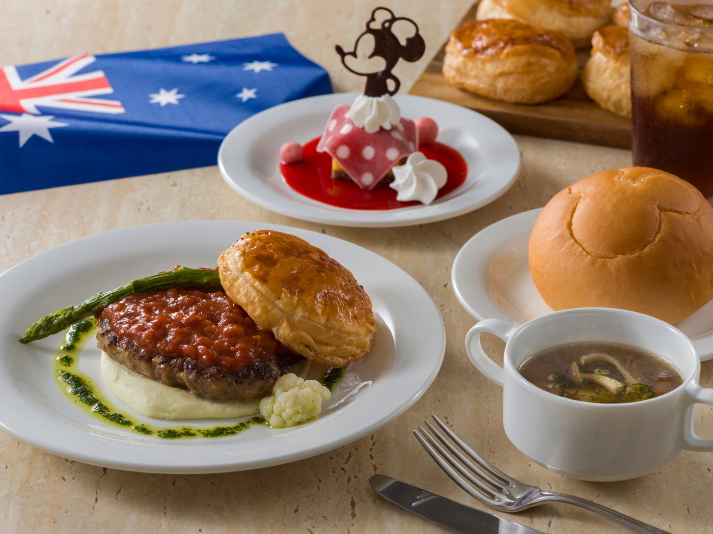 「東京ディズニーシー20周年スペシャルセット」税込2,080円／提供店舗：東京ディズニーシー「ホライズンベイ・レストラン」（C）Disney