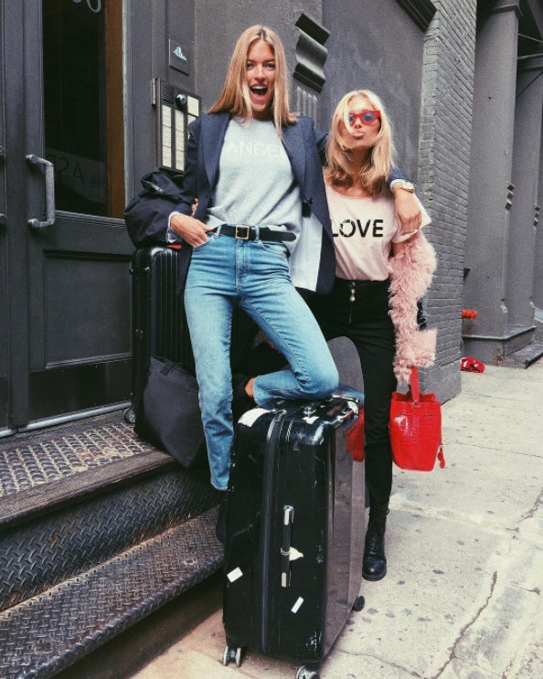 「ヴィクトリアズ・シークレット」モデル達が続々上海入り 機内コーデも抜かりなくオシャレ＜ファッションチェック＞