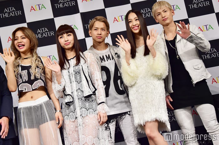 lol/左から:hibiki、honoka、佐藤友祐、moca、小見山直人(C)モデルプレス