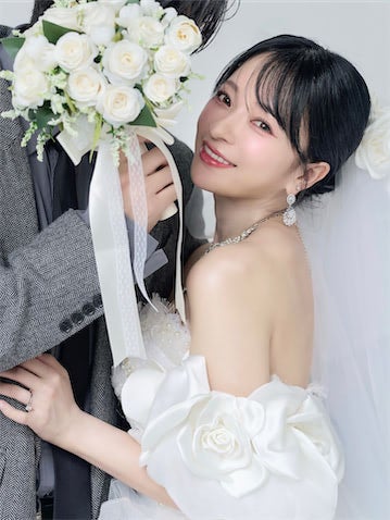 3人組YouTuber「ヘラヘラ三銃士」さおりんが結婚発表、夫とのウエディングフォト公開