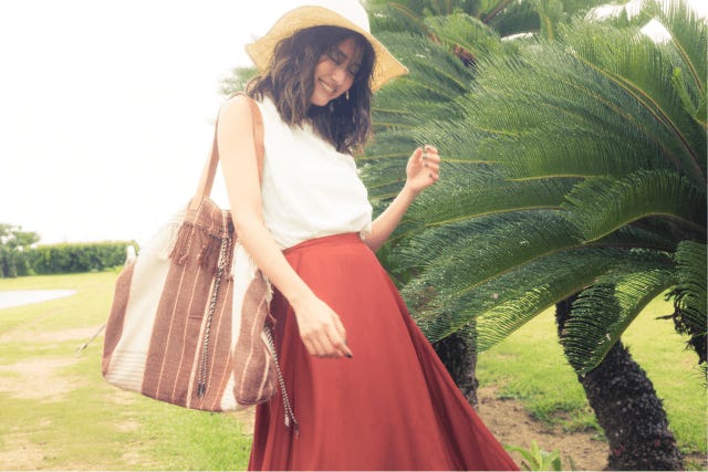 トップス¥1,900/SENSE OF PLACE by URBAN RESEARCH(SENSE OF PLACE by URBAN RESEARCH キュープラザ原宿店) スカート¥22,000/STUNNING LURE(STUNNING LURE AOYAMA) ハット¥5,600/グレース ピアス¥5,600/Cuvee バッグ¥13,500/V DE VINSTER(URBAN RESEARCH 表参道ヒルズ店)(C)TOPLOG