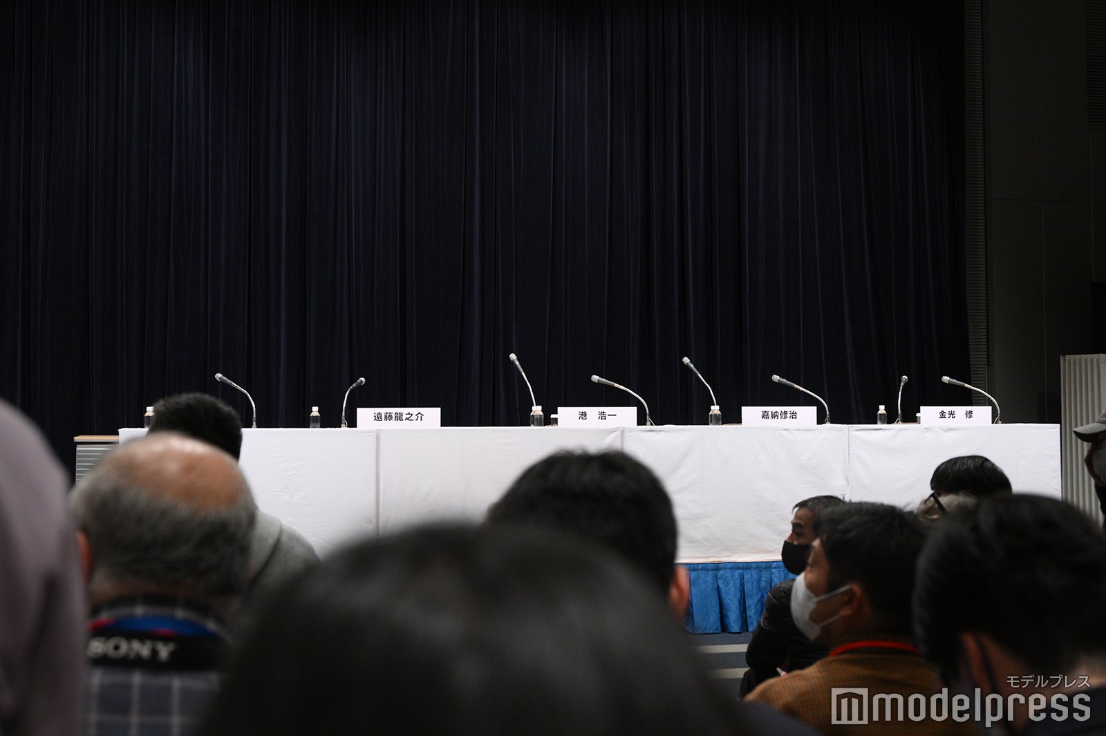 会見直前4席から5席に変更された登壇者席（C）モデルプレス