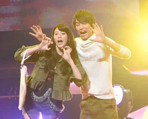 三吉彩花×福士蒼汰、肩組みからの“ガオガオ”ポーズに黄色い歓声