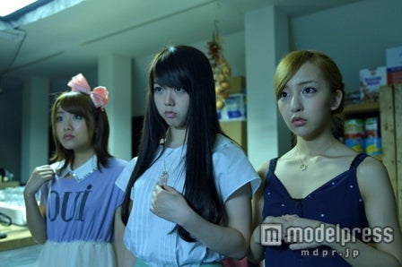 左から：高橋みなみ、峯岸みなみ、板野友美／新CMオフショット