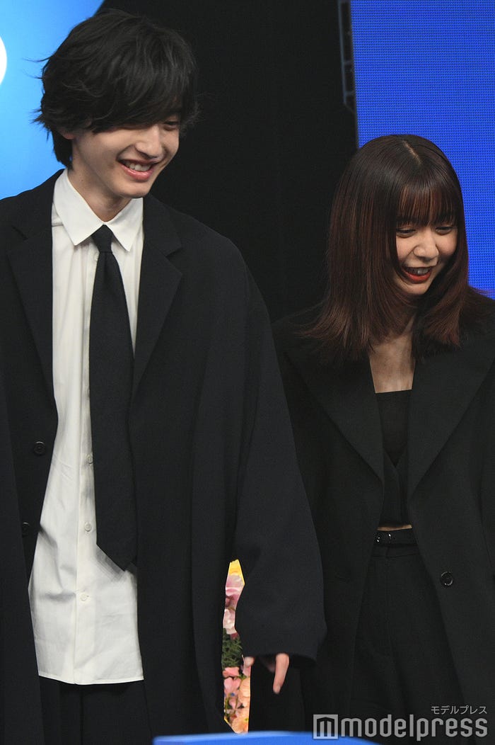 上白石萌歌のフォトセッション時の台が高すぎて笑う道枝駿佑(過去に「金田一少年の事件簿」で共演)(C)モデルプレス