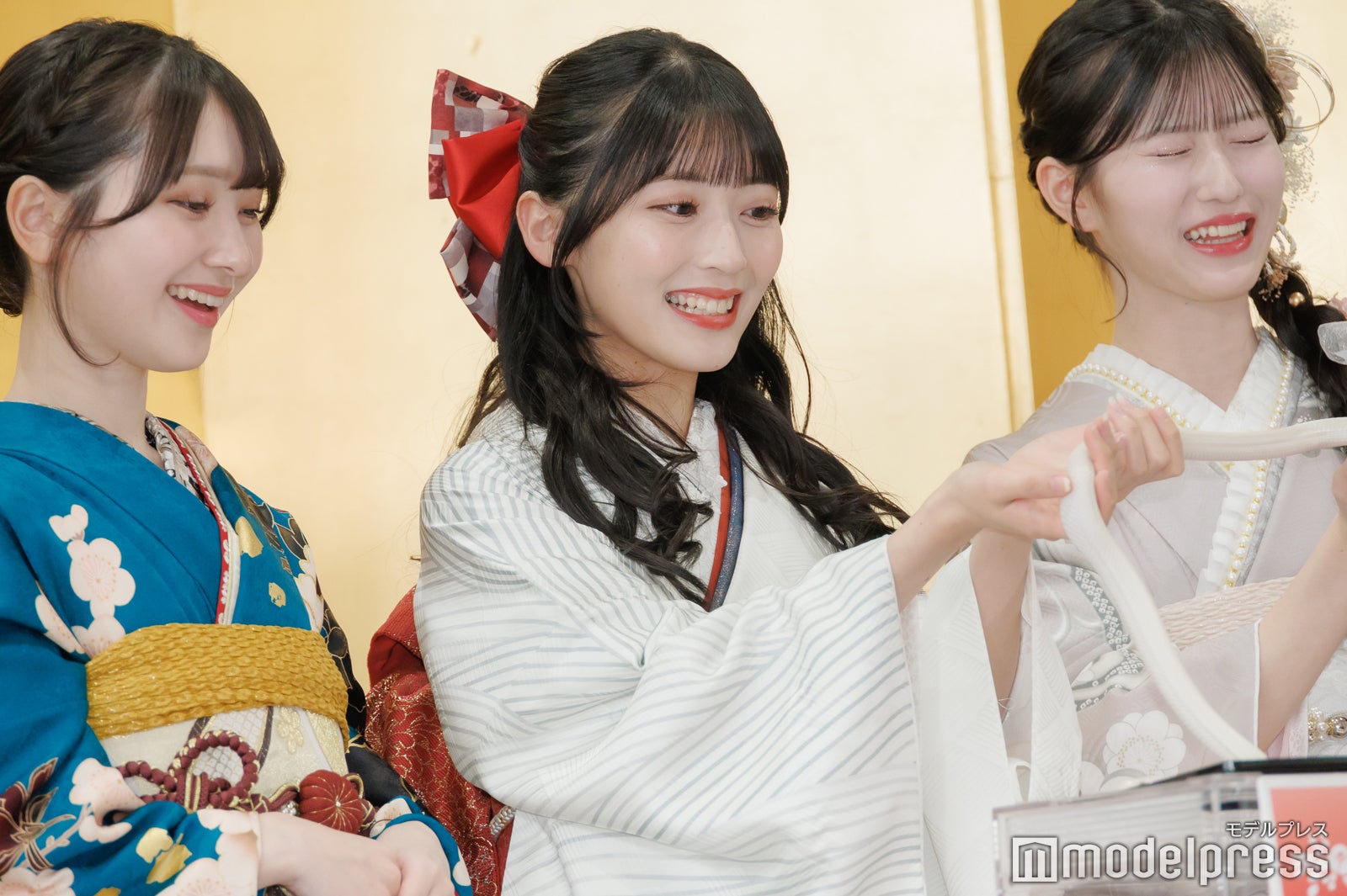 ハクさんを持つ山崎空、佐藤綺星、八木愛月（C）モデルプレス