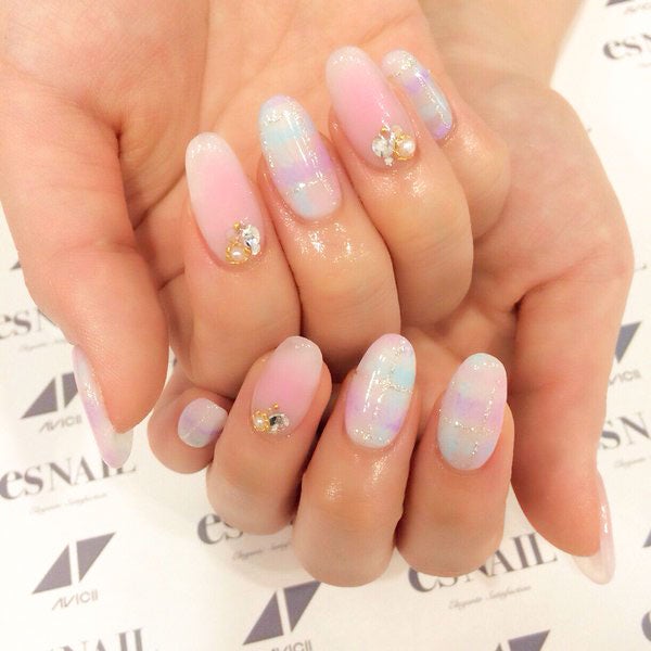 チークネイルで柔らかく／画像提供：esNAIL