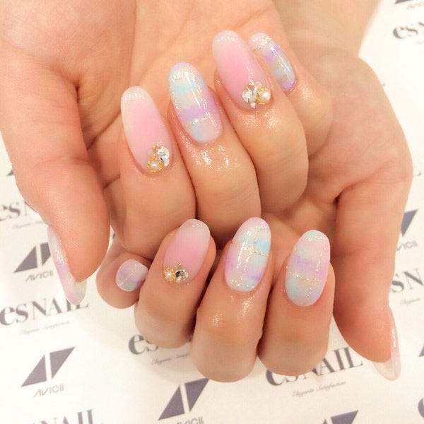 チークネイルで柔らかく/画像提供:esNAIL