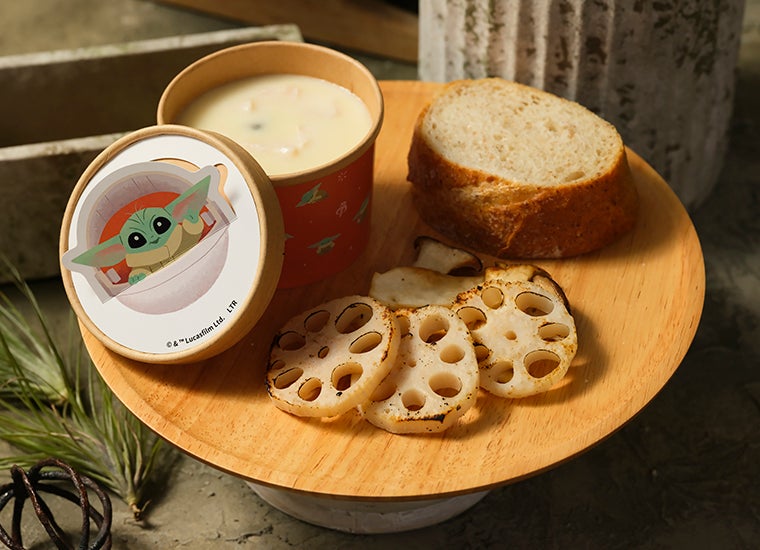 ＜グローグー＞選べるスーププレート（チャウダー）税込2,190円（C）＆ TM Lucasfilm Ltd．