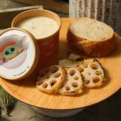 <グローグー>選べるスーププレート(チャウダー)税込2,190円(C)& TM Lucasfilm Ltd.