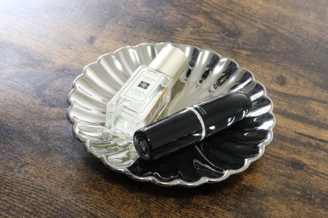 ダイソーの小物置きになる金銀華　小皿