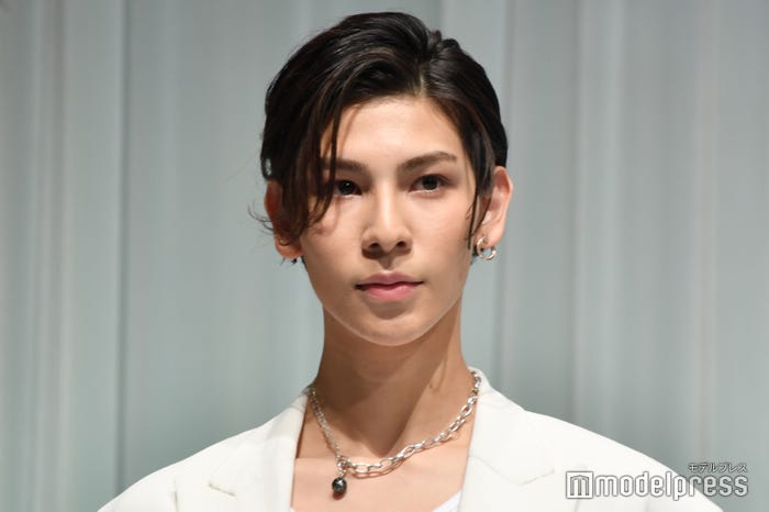 大人なスタイルで登場したラウール(C)モデルプレス