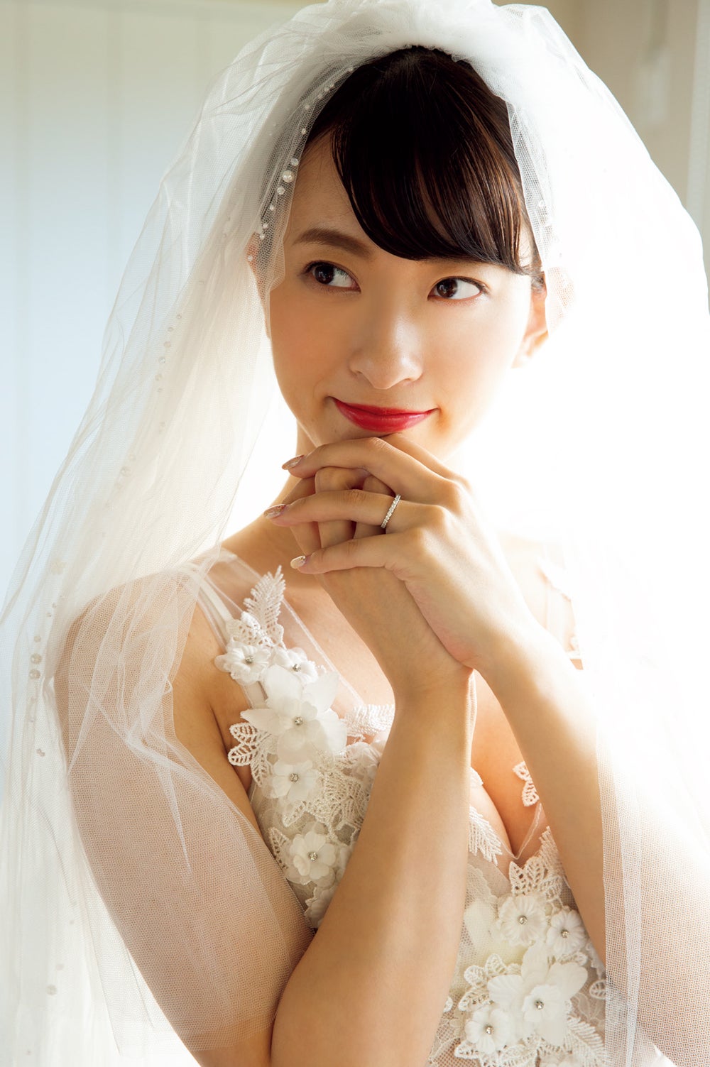 倉持由香、結婚発表後初のグラビア撮影 SEXYウェディングドレス姿に