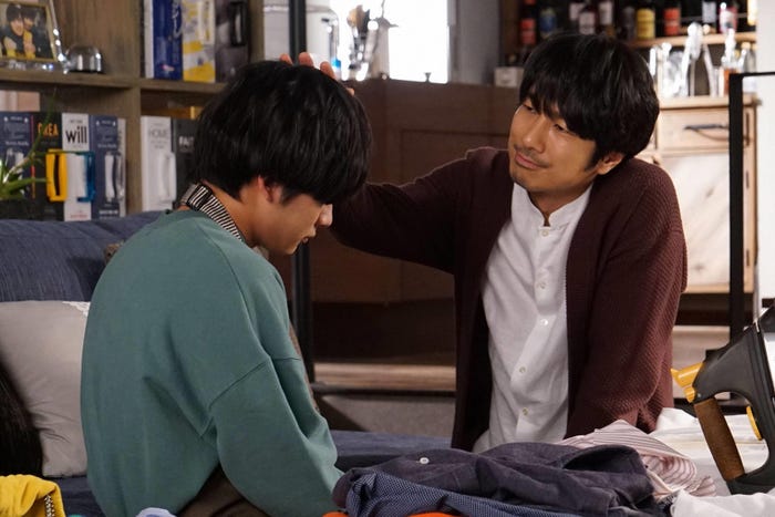 わたるん、朔をよしよし/「隣の家族は青く見える」より(C)フジテレビ