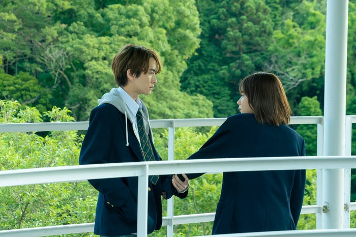 板垣李光人、畑芽育(C)2023「なのに、千輝くんが甘すぎる。」製作委員会(C)亜南くじら/講談社