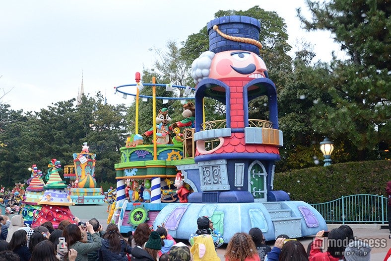 たくさんのプレゼントを作っているおもちゃ工場