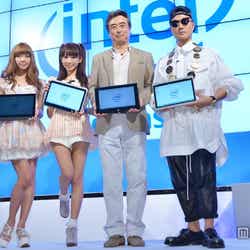 左から、まあぴぴ、ぴかりん、インテル株式会社吉田和正代表取締役社長、VERBAL