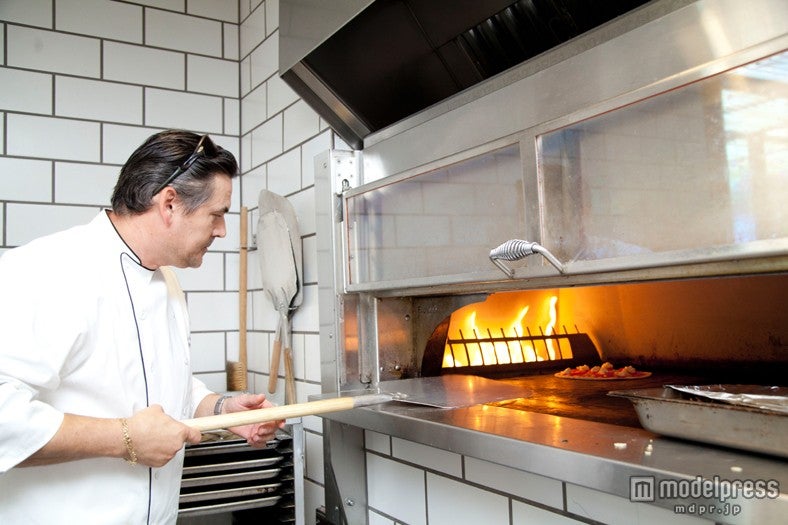 テキパキとピッツァを作りながら質問に答えてくれる