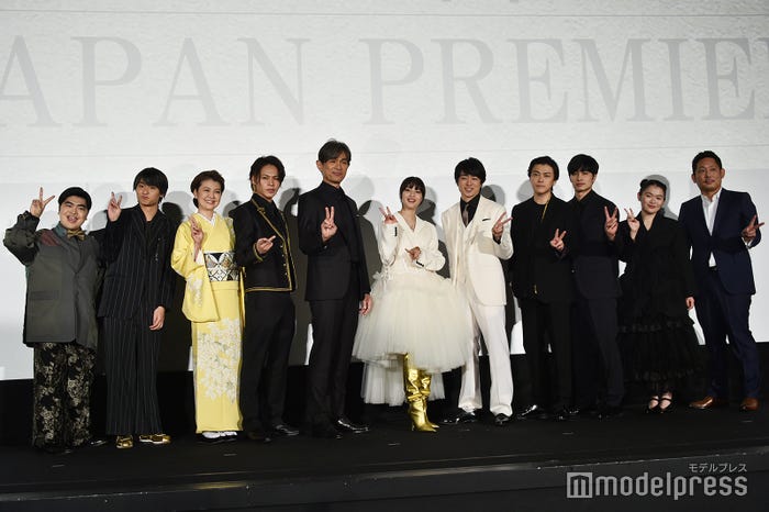 各々のピースをキメるチームネメシス(左から)加藤諒、奥平大兼、南野陽子、上田竜也、江口洋介、広瀬すず、櫻井翔、勝地涼、中村蒼、富田望生、入江悠監督(C)モデルプレス
