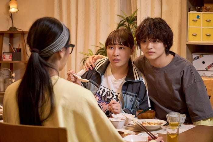 丸山礼、大倉空人(C)映画「女神降臨」製作委員会