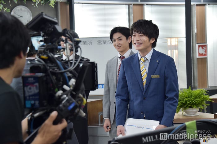 田中圭を中心に、常に笑顔が絶えない現場。 (C)モデルプレス