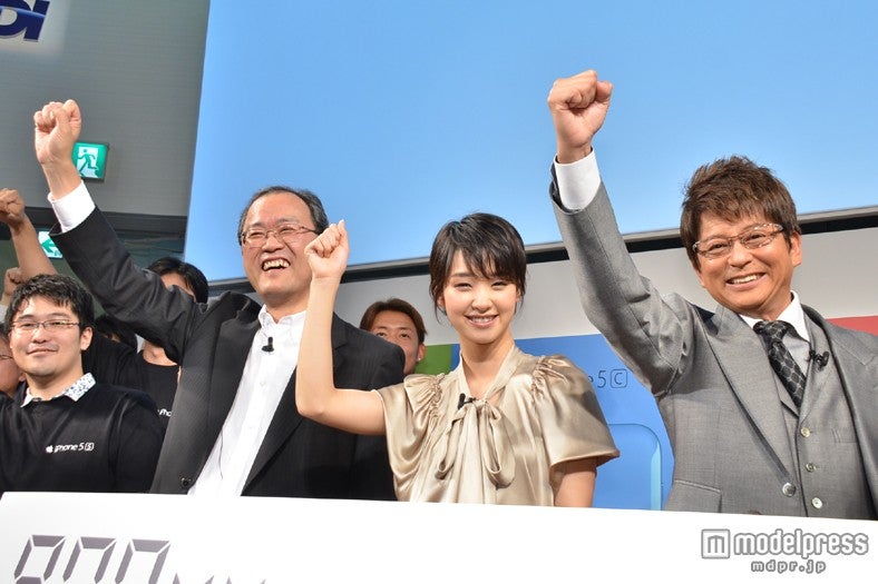 （左より）KDDIの田中孝司社長、剛力彩芽、哀川翔