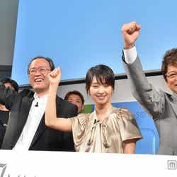 (左より)KDDIの田中孝司社長、剛力彩芽、哀川翔