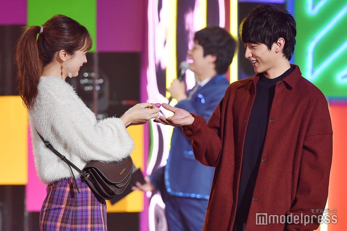 藤井サチからチョコを受け取る小関裕太 (C)モデルプレス