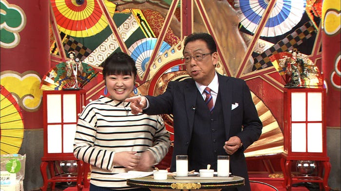(左から)柳原可奈子、梅沢富美男 (C)フジテレビ