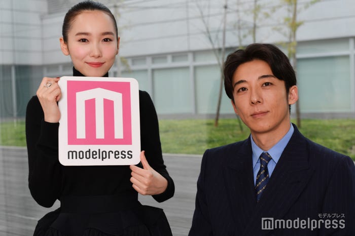 モデルプレスのインタビューに応じた飯豊まりえ、高橋一生(C)モデルプレス