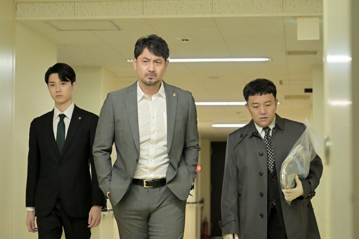 絃瀬聡一、藤本隆宏、斉藤優「クジャクのダンス、誰が見た?」(C)TBS