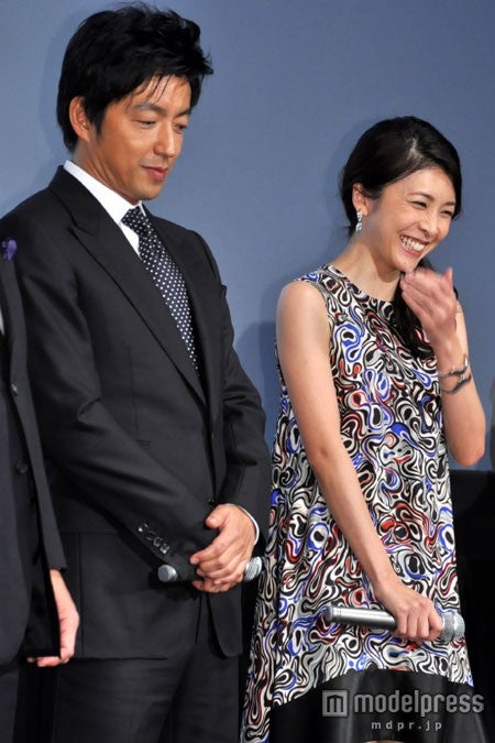 丸山の一発ギャグに爆笑する竹内結子（右）