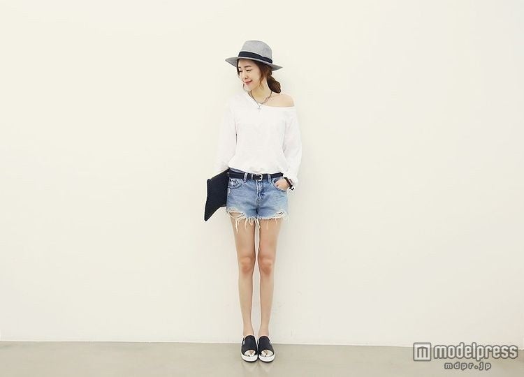 ポインテッドトゥのシルバーでアクセントを／写真提供：「JASIA」3,990円（税込）
