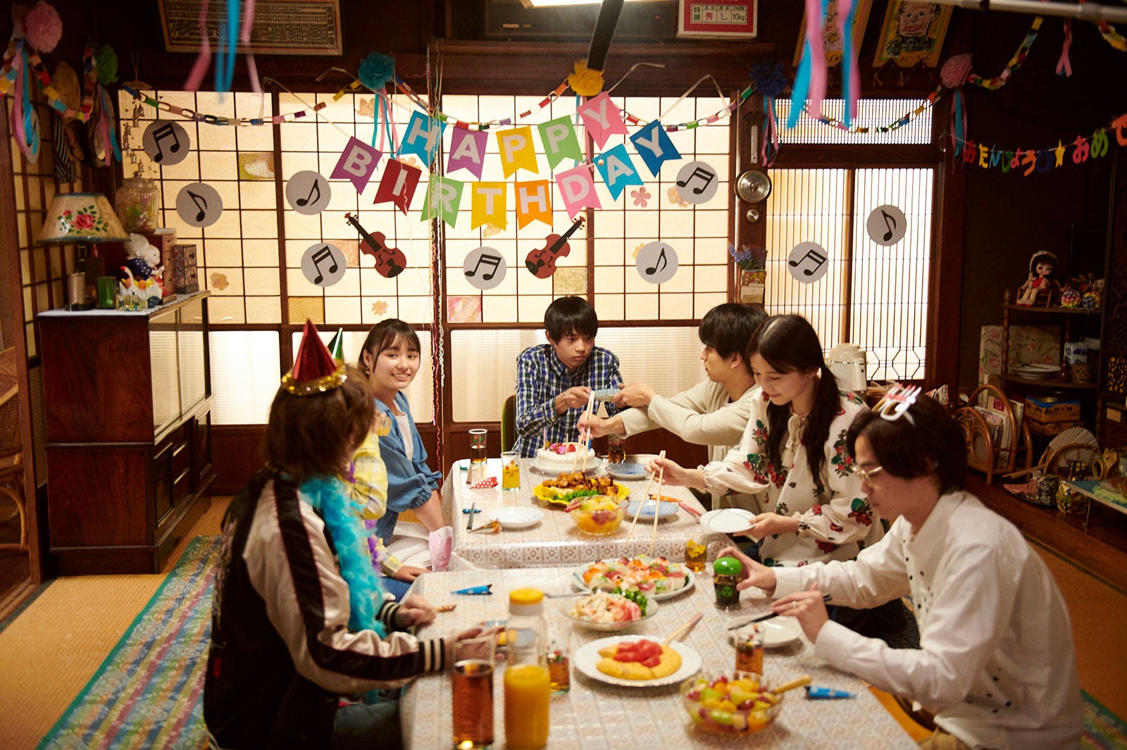 （左から時計回りに）喜矢武豊、佐藤晴美、水沢林太郎、瀬戸利樹、久間田琳加、柾木玲弥（C）撮影：ABCテレビ