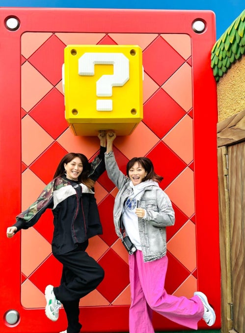 蛯原友里、親子でUSJに 双子の妹・英里さんとの2ショットに「可愛すぎる」の声