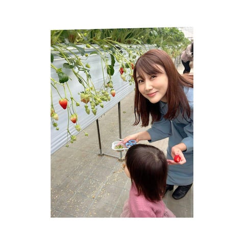 安めぐみ、長女＆次女と今年初いちご狩り ‟雪だるま"も公開「作りました笑」