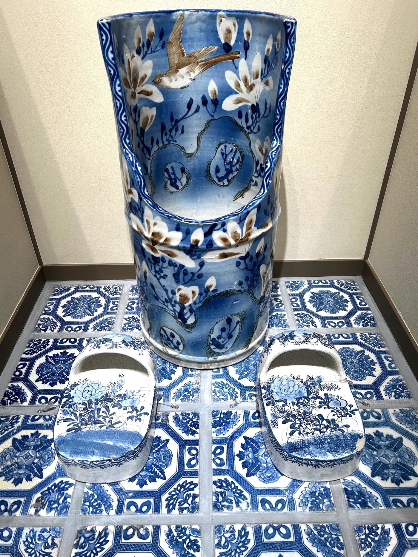 陶磁器製古便器と厠下駄