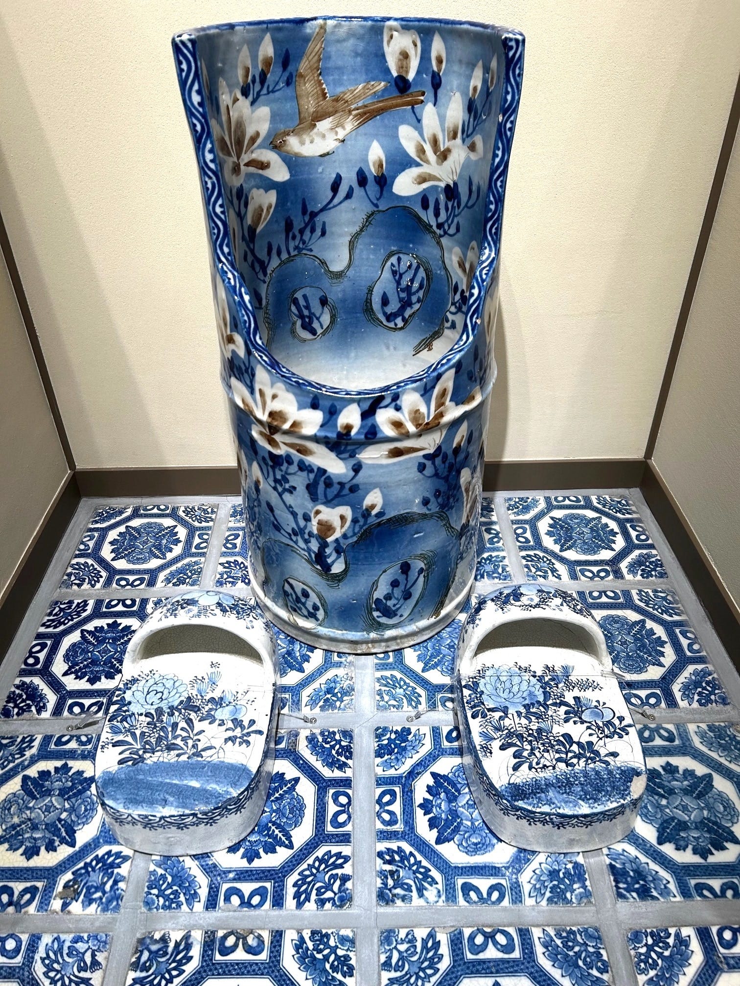 陶磁器製古便器と厠下駄