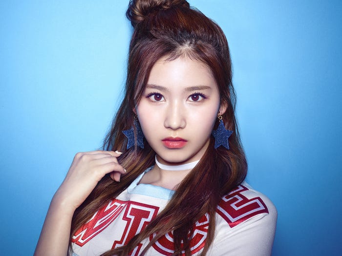 サナ(SANA)/画像提供:ワーナーミュージック・ジャパン