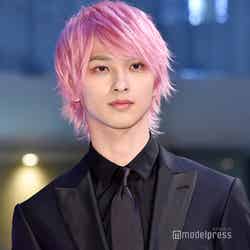 ピンク髪の“ユリユリ”を好演する横浜流星 （C）モデルプレス
