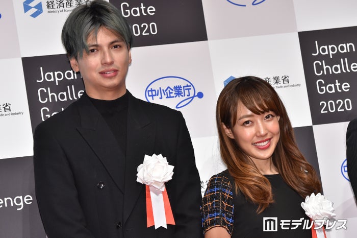 川崎希＆アレク夫妻、娘の生後7ヶ月記念に家族3ショット公開「そっくり」「ぱっちりお目々可愛すぎる」と反響