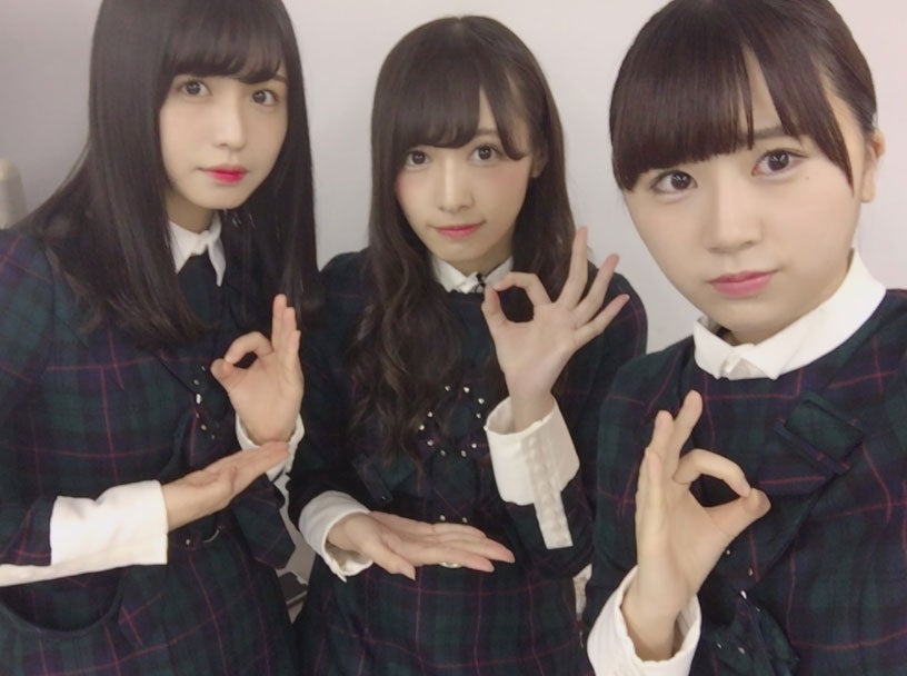 “ほとけーずポーズ”を披露する長濱ねる、渡辺梨加、長沢菜々香／長沢菜々香オフィシャルブログより