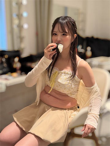「ちょっと痩せちゃった」33歳整形YouTuber、顔とのギャップが衝撃的な"三段腹"ショット公開