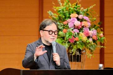 秋元康氏、立命館大生にエール「みんなにはもっと、好き勝手に生きて欲しい」