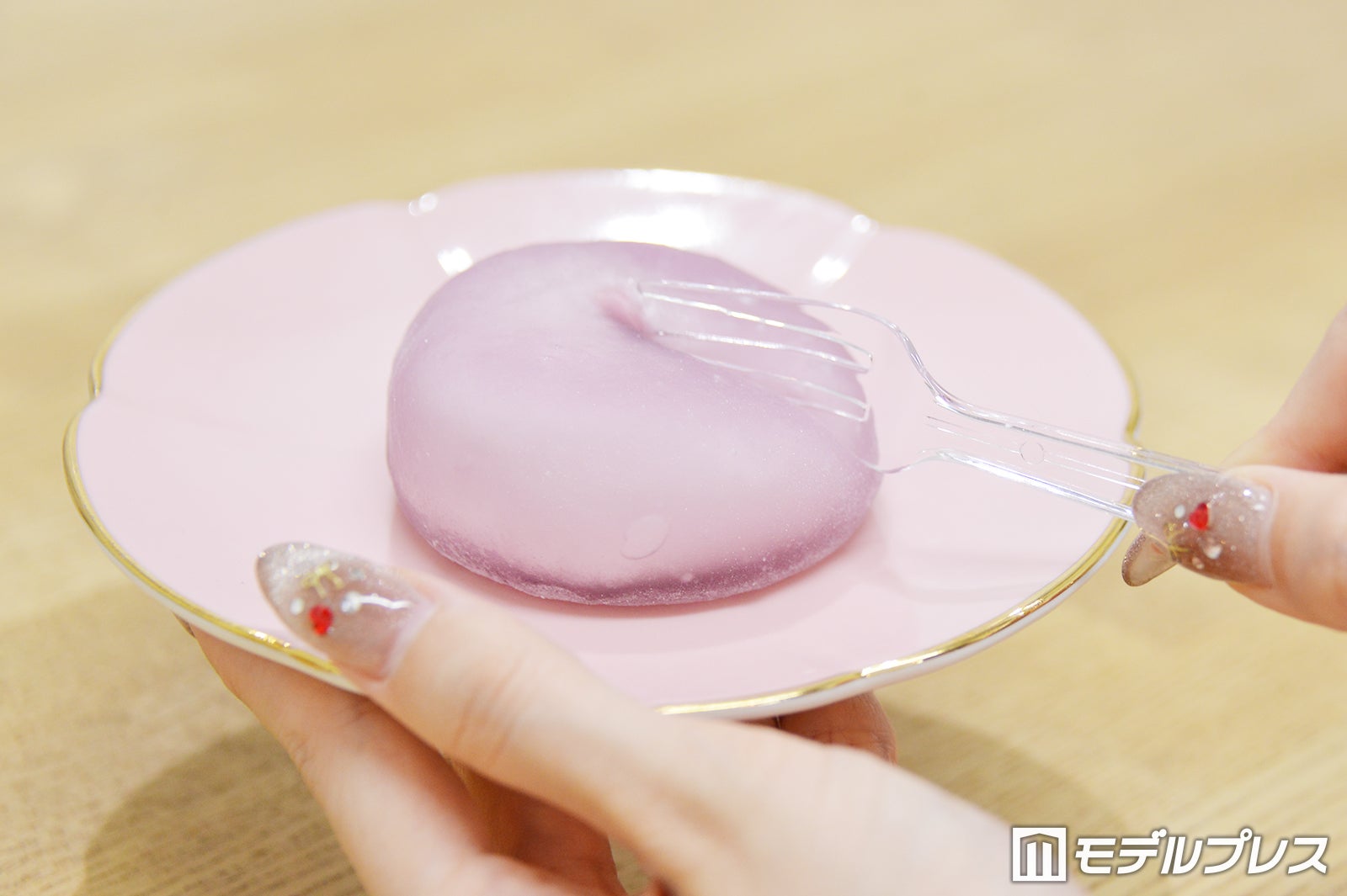 メタモンのわらび餅（ぶどうソース＆ミルクホイップ）（C）モデルプレス